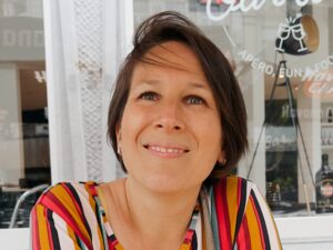 Pascale alias Pause Papote sur ce blog, c'est moi, une femme de 42 ans en pleine forme qui voyage en van et qui aimes les chiens et les plaisirs simples.